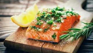 فوائد تناول سمك السلمون للمواليد وزيادة معدل الذكاء