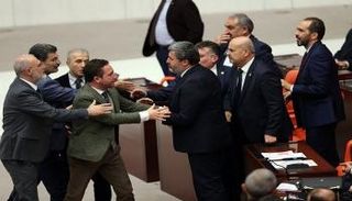 عراك بالأيدي داخل البرلمان التركي