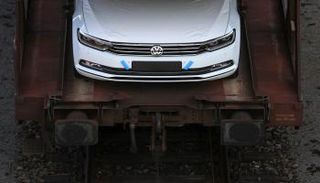 فولكسفاجن تكافح للتخلص من فضيحة الانبعاثات 