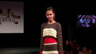 عارضة أزياء ترتدي فستانا مزينا بقطع الشوكولاتة