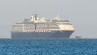 260 راكبا غير مصابين بكورونا يغادرون "السفينة الطريدة" بكمبوديا