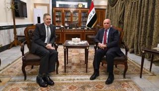  وزير المالية العراقي والسفير الأمريكي لدى بغداد خلال اللقاء