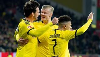 هالاند يحتفل مع زملائه