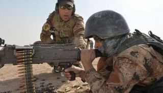 عنصر من الناتو يقوم بتدريب عنصر من القوات العراقية - أرشيفية