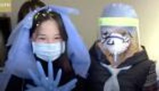 الفستان سترة واقية.. ممرضة في ووهان تتزوج "إلكترونيا" خشية "كورونا"