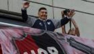 بالفيديو.. جماهير أولد بويز تحتفل بمارادونا قبل مواجهة خيمناسيا