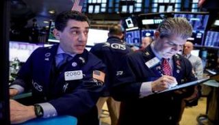 متعاملون أثناء التداول في بورصة وول ستريت