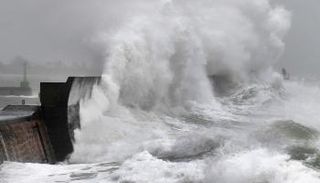 العاصفة قوية وتهدد مئات المنازل