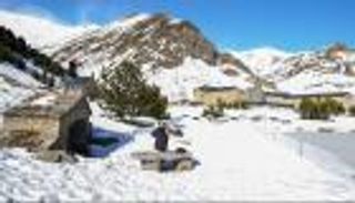 لسد النقص.. الثلوج تتساقط من الهليكوبتر في فرنسا