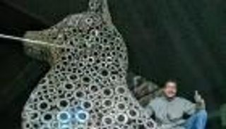 شاب مصري يصنع تمثالا فرعونيا ضخما من "الخردة"