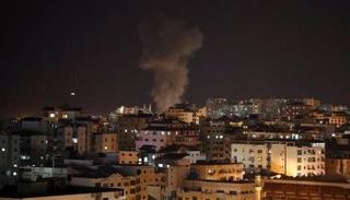 تصاعد الدخان جراء قصف إسرائيلي سابق في غزة - أرشيفية