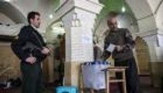 طلاب إيران يقودون حملة مقاطعة "مسرحية" الانتخابات