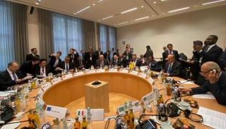 الدكتور أنور قرقاش خلال اجتماع اللجنة الدولية حول ليبيا