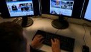 عراب التضليل الإعلامي.. كم يربح من 26 مليون صفحة "كاذبة" على الإنترنت؟