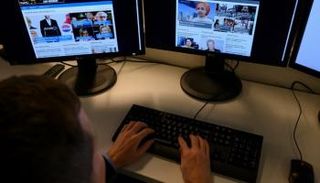 "عراب للتضليل الإعلامي" ينشر معلومات يصدقها الأمريكيون المحافظون