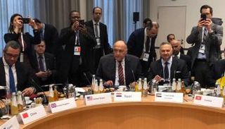 وزير الخارجية المصري سامح شكري، ووزير الدولة الإماراتي للشؤون الخارجية الدكتور أنور قرقاش خلال مشاركتهما في اجتماع لجنة المتابعة الخاصة بالأزمة الليبية