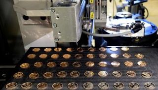 الذهب يتراجع من ذروة أسبوعين 