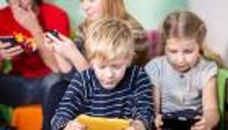 مخاطر استخدام الأطفال المفرط للتابلت والكمبيوتر.. وكيفية التغلب عليها