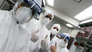 الأطباء أثناء إجراء بعض الفحوصات