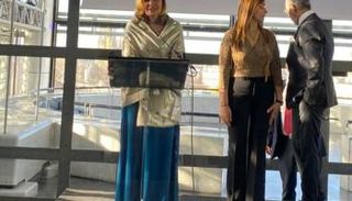 يسرا لحظة استلام درع التكريم 