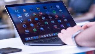 بعض المستخدمين يفضلون الحواسيب الصغيرة لأسباب عدة