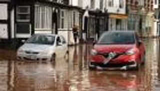 "دينيس" تغرق بريطانيا.. و594 إنذارا من فيضانات عارمة
