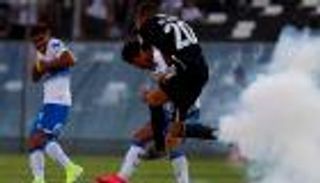 فيديو.. الألعاب النارية تصيب لاعبا وتلغي مباراة في الدوري التشيلي