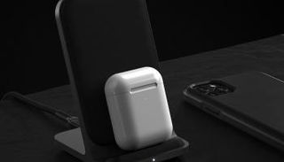 "نوماد" تطلق جهاز شحن لأجهزة iPhone وAirPods