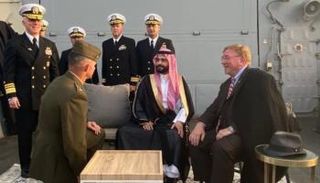 حفيدا الملك عبدالعزيز والرئيس الأمريكي روزفلت أثناء التقاط الصورة