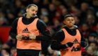 مدافع مانشستر يونايتد يكشف كيف نجا من بطش إبراهيموفيتش