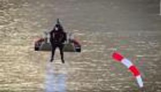 3 دقائق زمن الرحلة.. "الرجل الحديدي" يحلق في سماء دبي