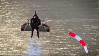 الطيار الفرنسي فينس ريفيت أثناء تحليقه الجمعة الماضي