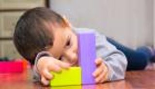 مرض التوحد لدى الأطفال.. الأسباب والأعراض وطرق العلاج 