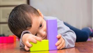 أسباب مرض التوحد لدى الأطفال وعلاجه