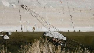 المهربون يصممون سلالم "مموهة" لعبور الجدار الحدودي