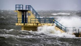 العاصفة أسفرت عن إصابة 3 أشخاص على الأقل بجروح بالغة