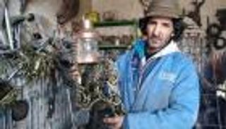 حداد تونسي يحول "الخردة" إلى أعمال فنية