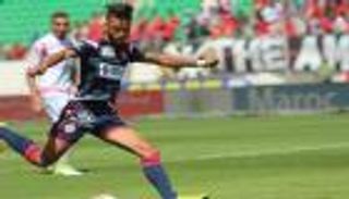 لاعب الوداد المغربي يصيب نفسه اعتراضا على معاقبته