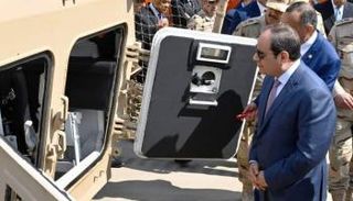 الرئيس المصري عبدالفتاح السيسي يتفقد المدرعة سيناء 200 