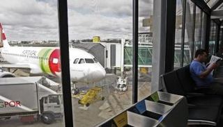 ناقلة تابعة للخطوط البرتغالية في مطار فنزويلا 