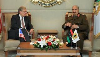 المشير خليفة حفتر خلال لقائه السفير الأمريكي