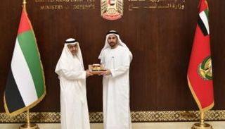 وكيل وزارة الدفاع الإماراتية مطر سالم علي الظاهري أثناء لقائه رئيس الوفد السعودي