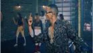 محمد رمضان يتحدى هاني شاكر.. يرقص ويغني في الشارع