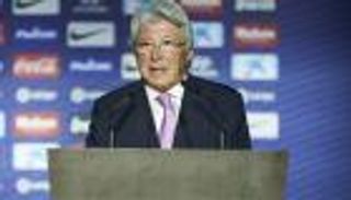 قبل المواجهة المرتقبة.. رئيس أتلتيكو مدريد ينتقد ملعب ليفربول