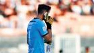 فيديو.. حارس يتجاهل الشغب بمكالمة هاتفية في قمة الدوري التشيلي