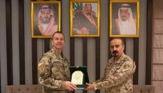 لقاء أمين التحالف ورئيس قسم عمليات المعلومات بالقيادة الأمريكية 