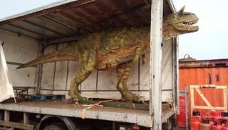 شاحنة نقلت الديناصور الهدية