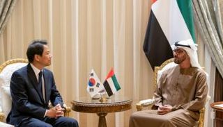 الشيخ محمد بن زايد آل نهيان خلال لقائه المبعوث الكوري الجنوبي