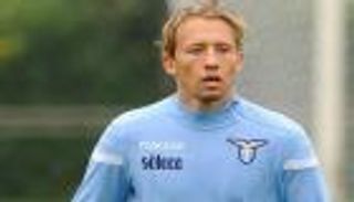 لاعب لاتسيو متعجب من منافسة فريقه على لقب الكالتشيو