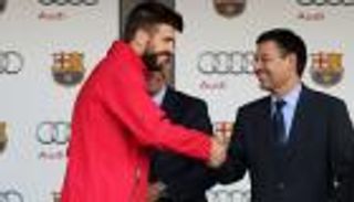 بيكيه يسخر من رئيس برشلونة بسبب أزمة "السوشيال ميديا"